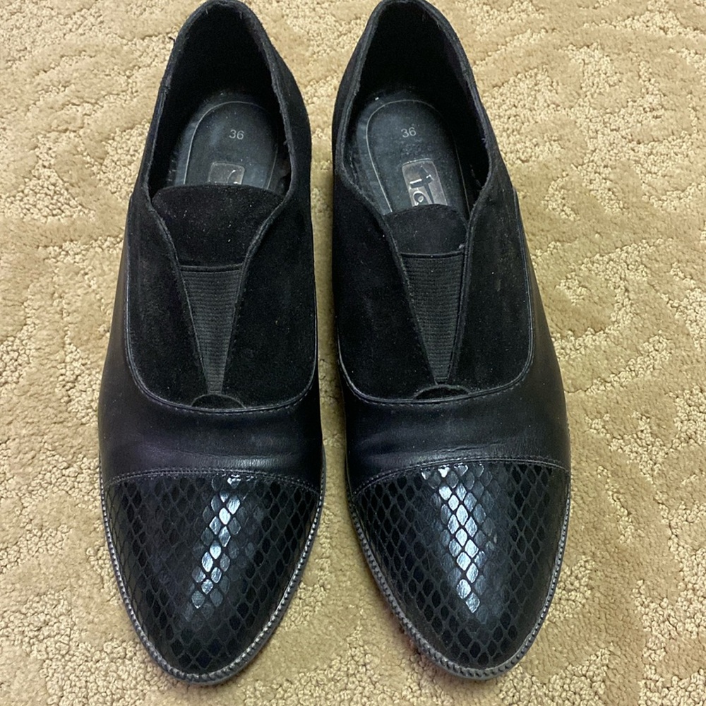 Tamaris Black leather and suede flats